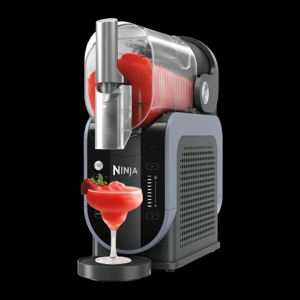 Sorbetière Ninja Slushi 1,892L 200W Bleu Noir FS301EU, vue latérale: cuve transparente avec slush rouge et verre à margarita