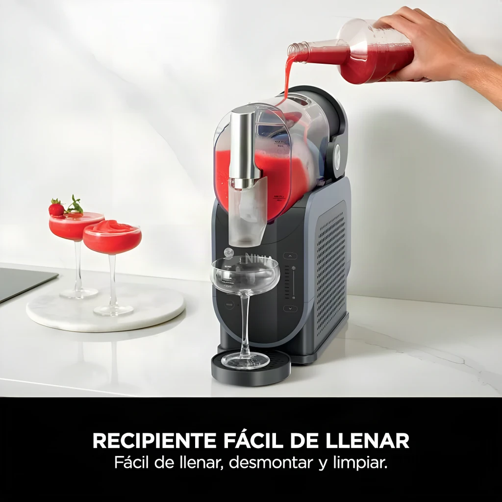 Sorbetière Ninja Slushi 1,892L 200W Bleu Noir FS301EU, utilisation: main versant liquide rouge dans le bol, coupes à granité