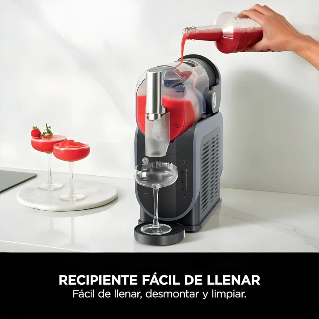 Sorbetière Ninja Slushi 1,892L 200W Bleu Noir FS301EU, utilisation: main versant liquide rouge dans le bol, coupes à granité