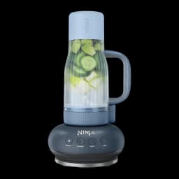 Blender Ninja 0,71L 1100W Gris Foncé DB351CHCY, vue de face: pichet transparent avec concombre et base arrondie à 4 boutons