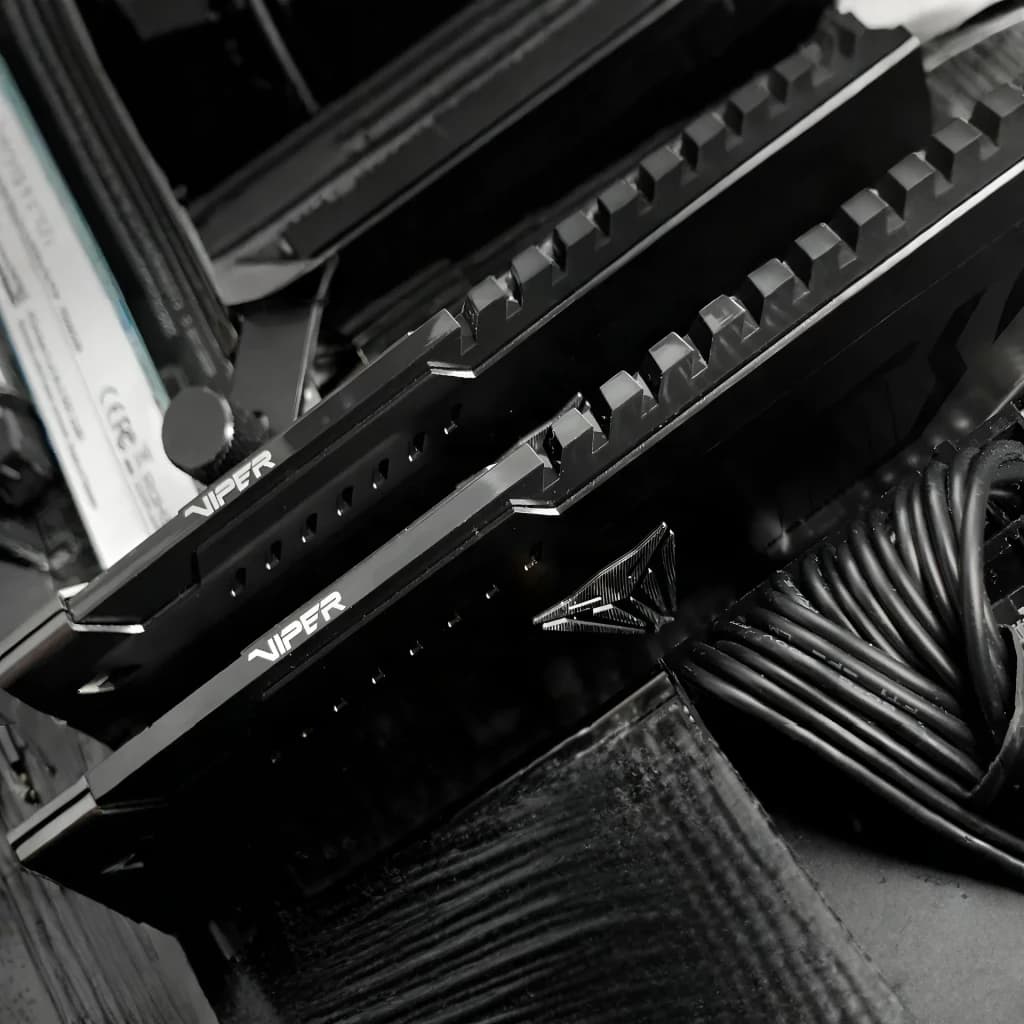 Memoria RAM Patriot Viper Steel DDR4 3200MHz 64GB (2x32GB) CL16 Gris, en uso: dos módulos instalados en placa base