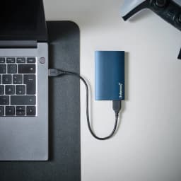 SSD Externo Intenso Premium Edition 2TB 1.8 polegadas USB 3.2 Gen 1 Azul, vista lifestyle: ligado por cabo USB a portátil