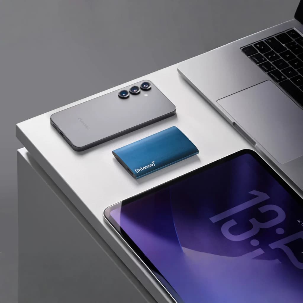 SSD Externo Intenso Premium Edition 2TB 1.8 polegadas USB 3.2 Gen 1 Azul, em uso: sobre secretária com smartphone e portátil