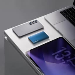 SSD Externo Intenso Premium Edition 2TB 1.8 polegadas USB 3.2 Gen 1 Azul, em uso: sobre secretária com smartphone e portátil