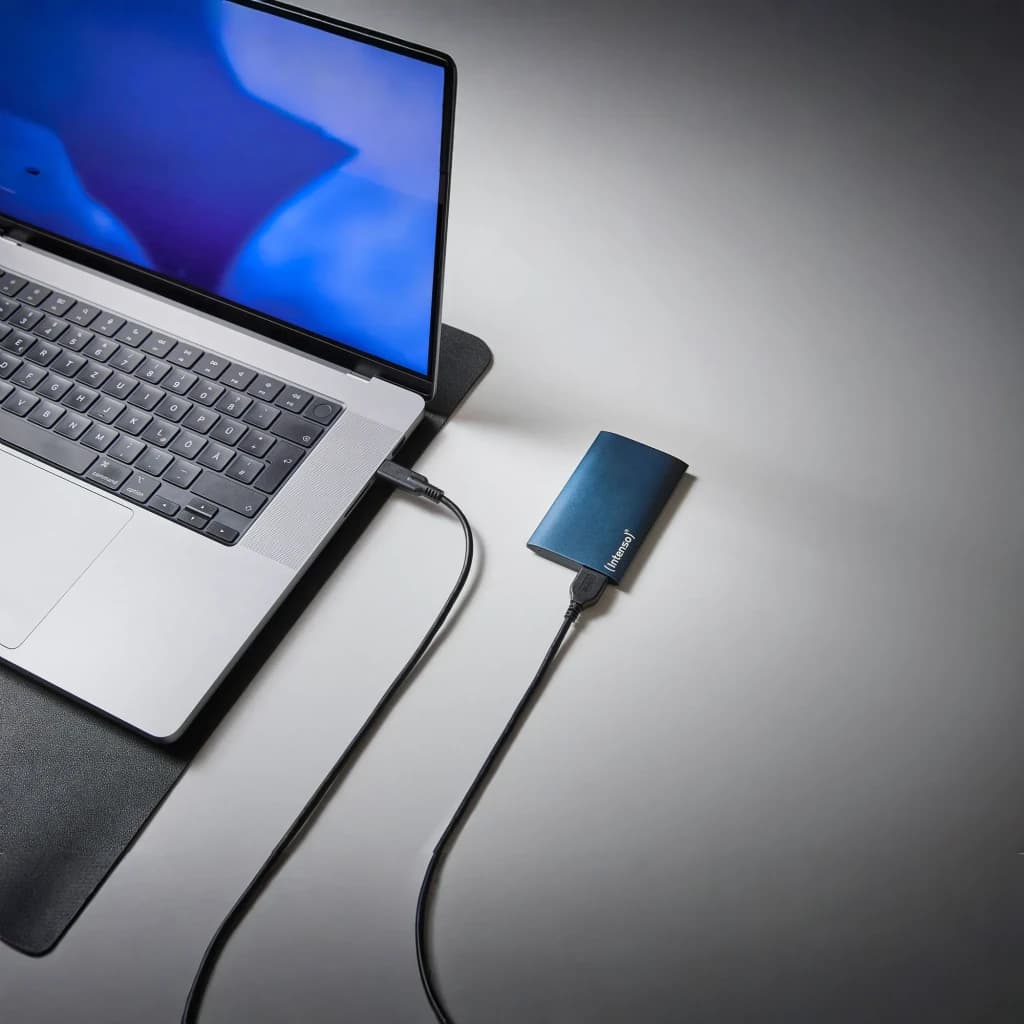 SSD Externo Intenso Premium Edition 2TB 1.8 polegadas USB 3.2 Gen 1 Azul, em uso: ligado por cabo USB a um portátil
