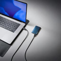 SSD Externo Intenso Premium Edition 2TB 1.8 polegadas USB 3.2 Gen 1 Azul, em uso: ligado por cabo USB a um portátil