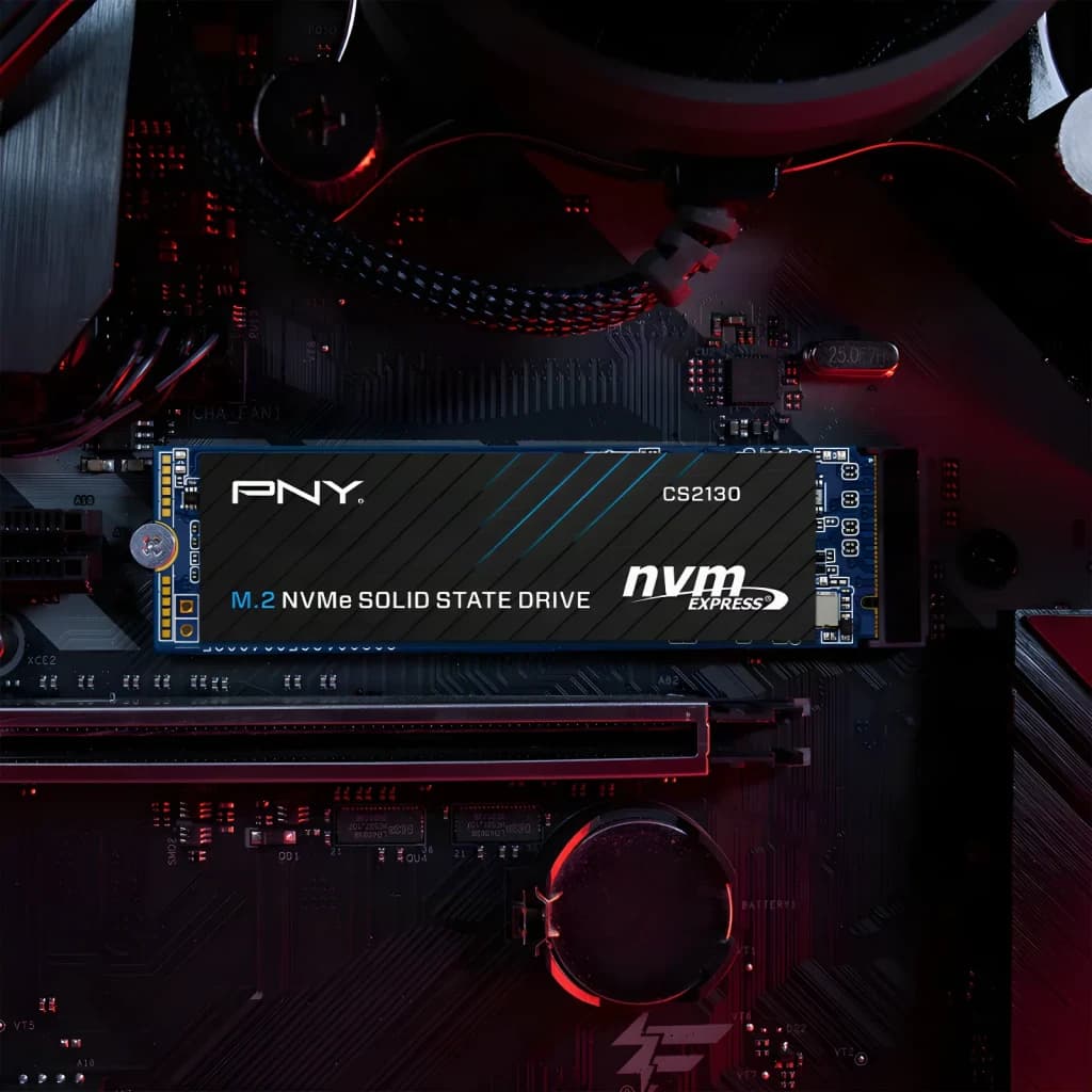 SSD PNY CS2130 2TB M.2 NVMe PCIe Gen3 Negro, vista superior: instalado en placa base con iluminación roja