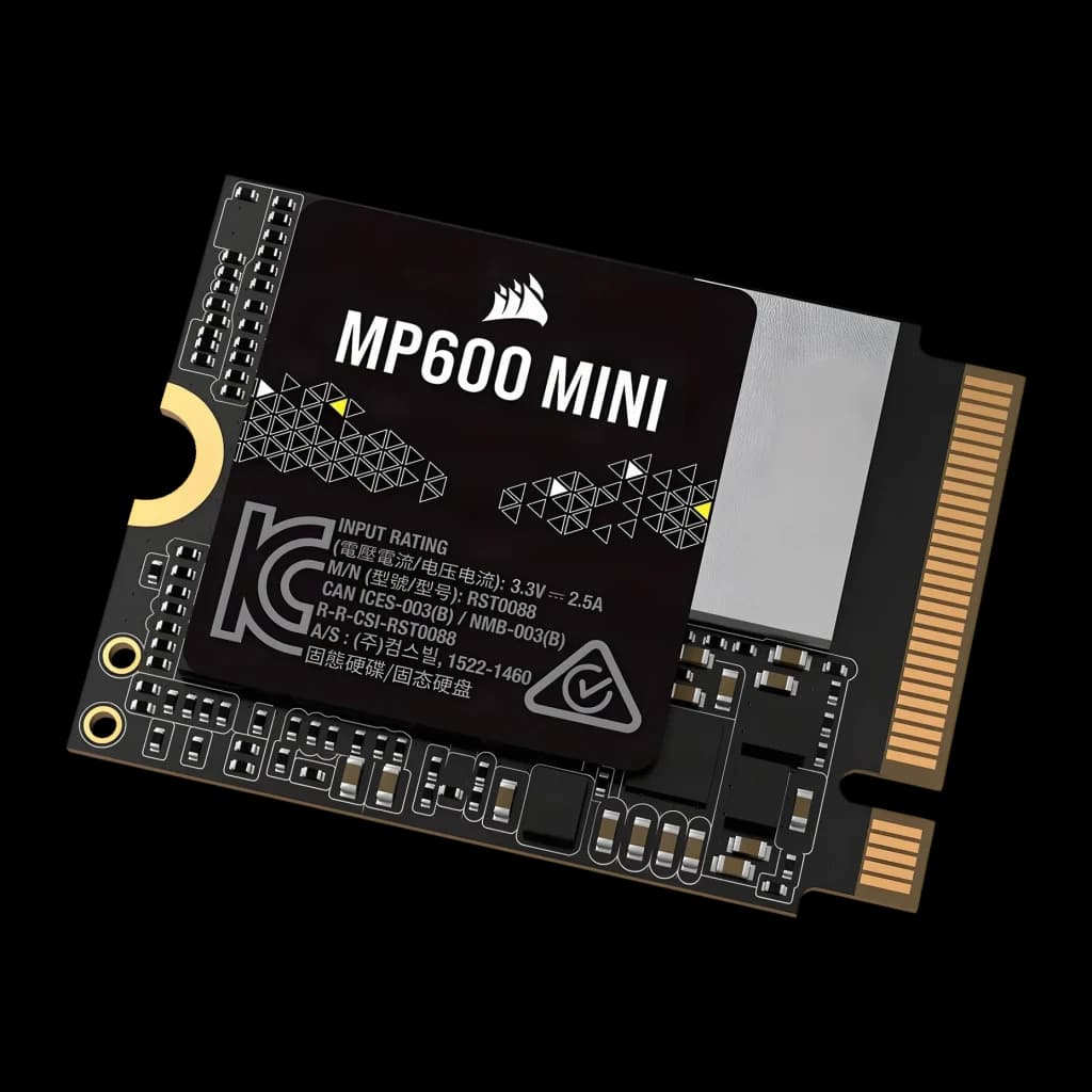SSD Corsair MP600 Mini 1To M.2 2230 PCIe 4.0 NVMe Noir, vue de face en angle: étiquette noire avec logo, dissipateur argenté