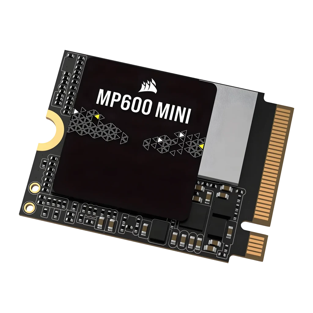 SSD Corsair MP600 Mini 1To M.2 2230 PCIe 4.0 NVMe Noir, vue en angle: face supérieure avec logo, dissipateur argenté