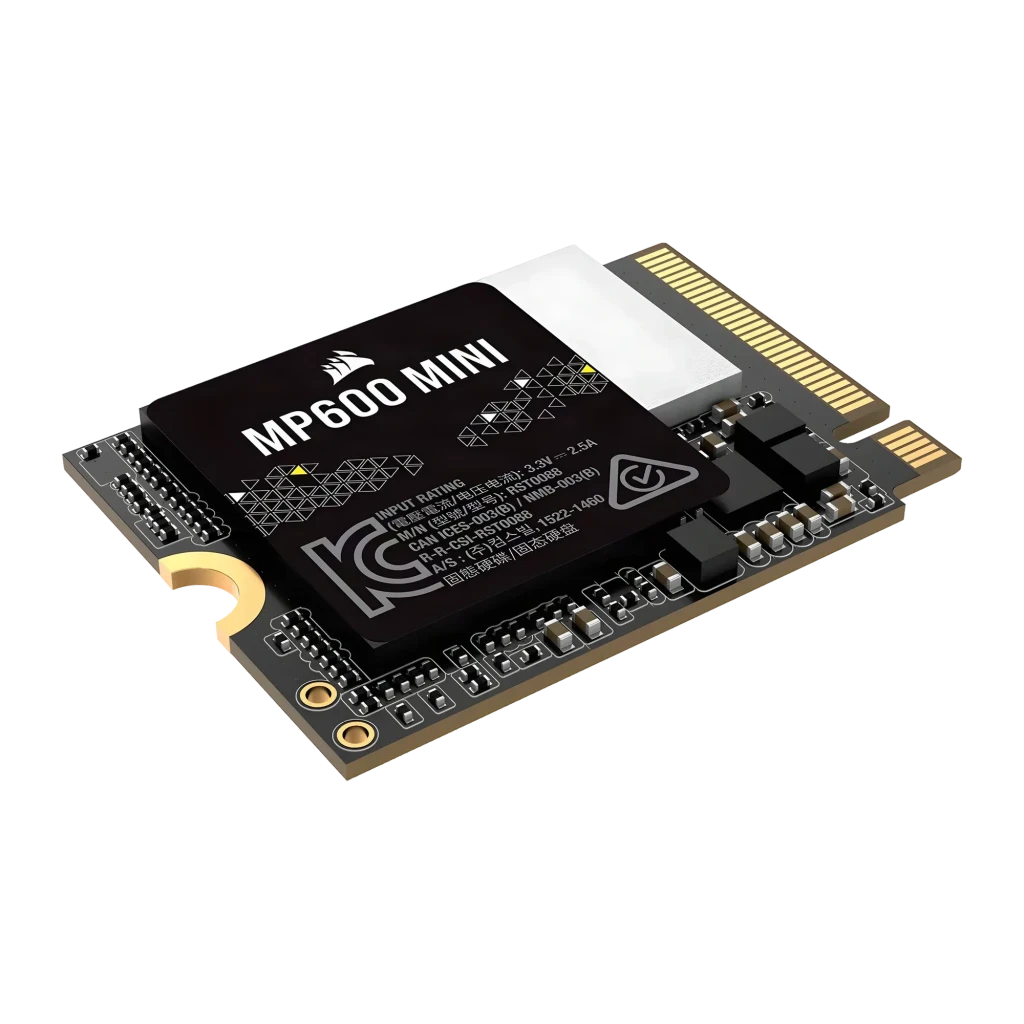 SSD Corsair MP600 Mini 1To M.2 2230 PCIe 4.0 NVMe Noir, vue en perspective: étiquette noire avec logo, PCB vert