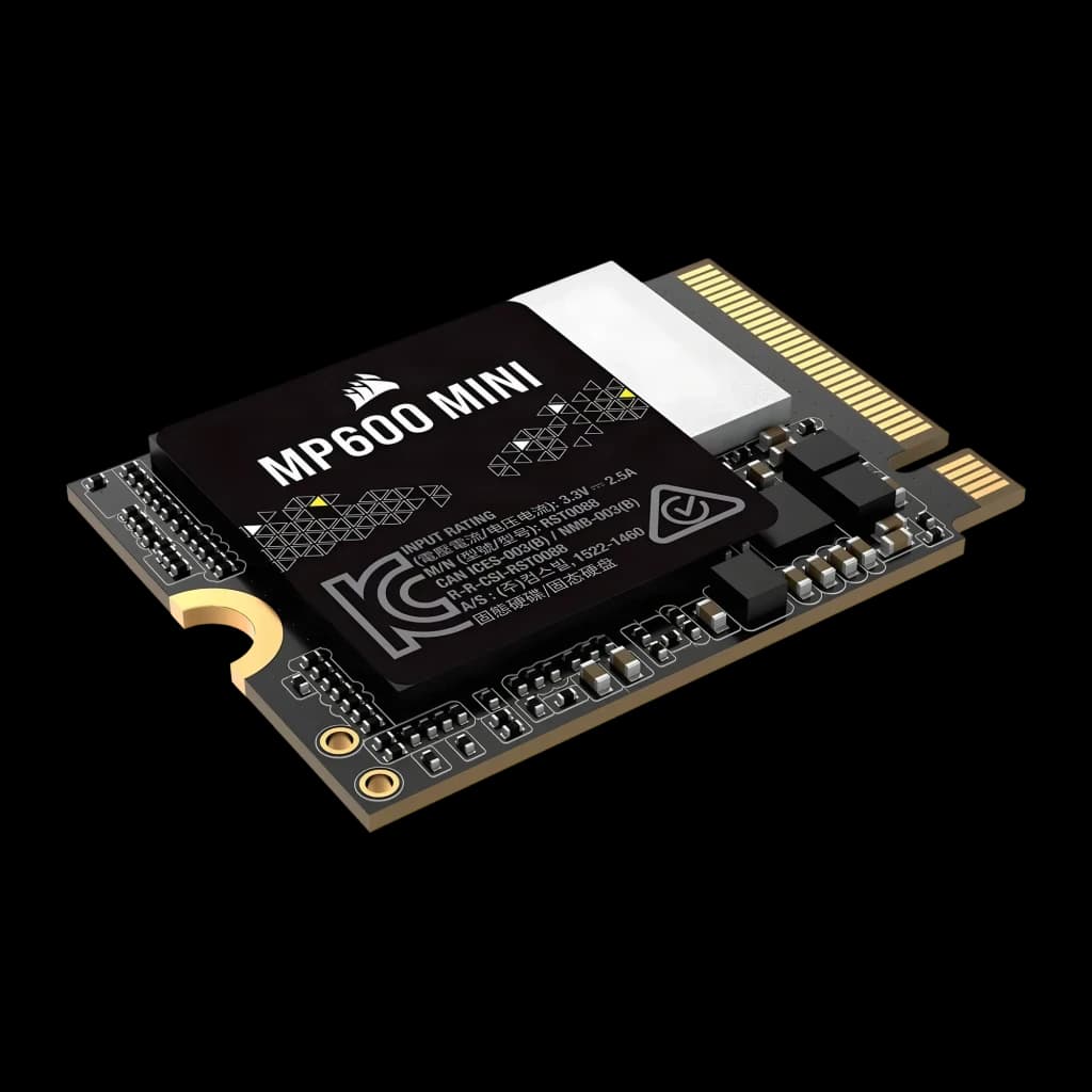 SSD Corsair MP600 Mini 1To M.2 2230 PCIe 4.0 NVMe Noir, vue en perspective: étiquette noire avec logo, PCB vert