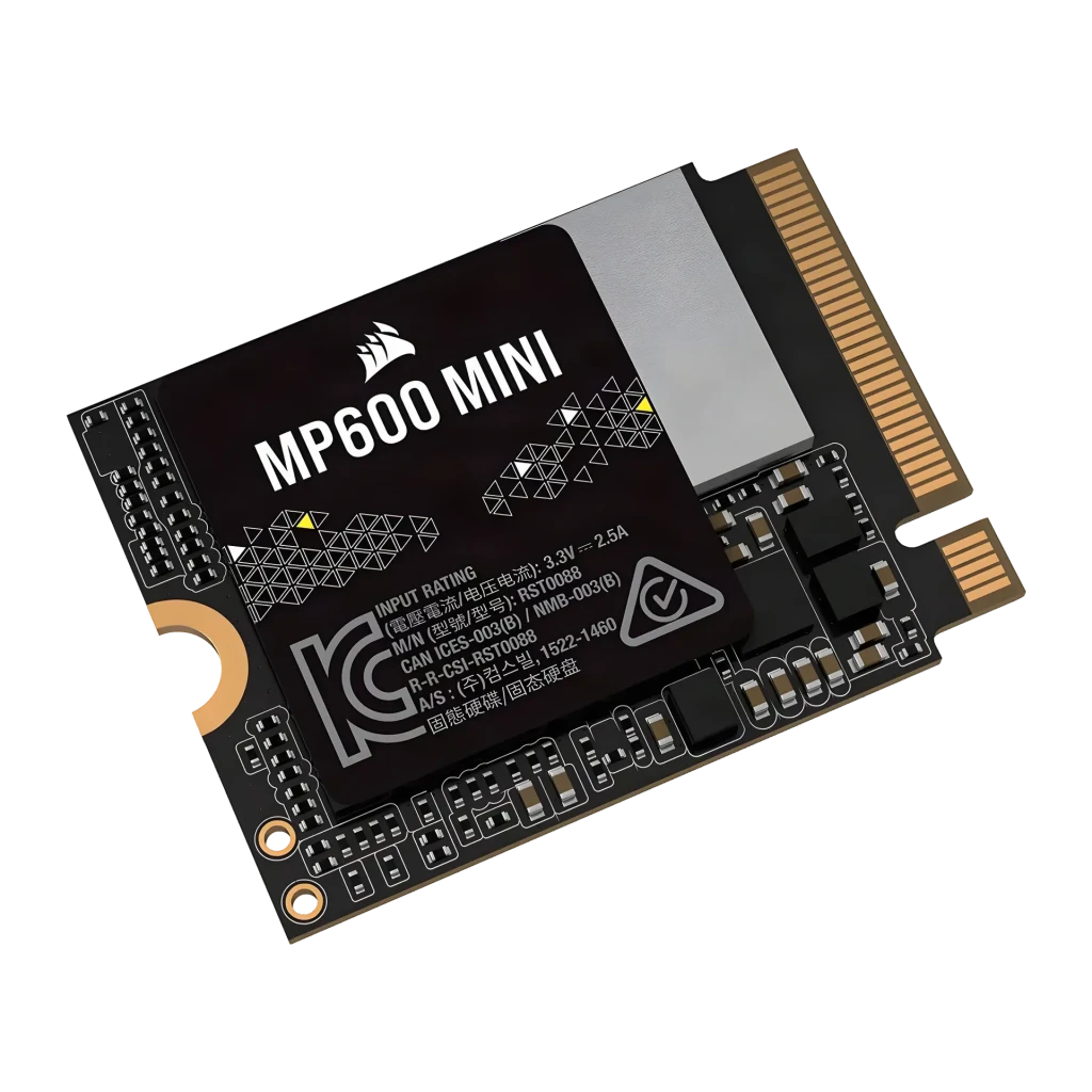 SSD Corsair MP600 Mini 1To M.2 2230 PCIe 4.0 NVMe Noir, vue avant en angle: PCB noir avec étiquette, dissipateur gris