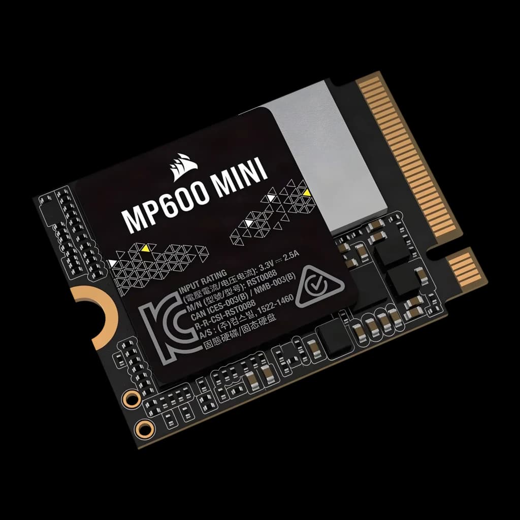 SSD Corsair MP600 Mini 1To M.2 2230 PCIe 4.0 NVMe Noir, vue avant en angle: PCB noir avec étiquette, dissipateur gris