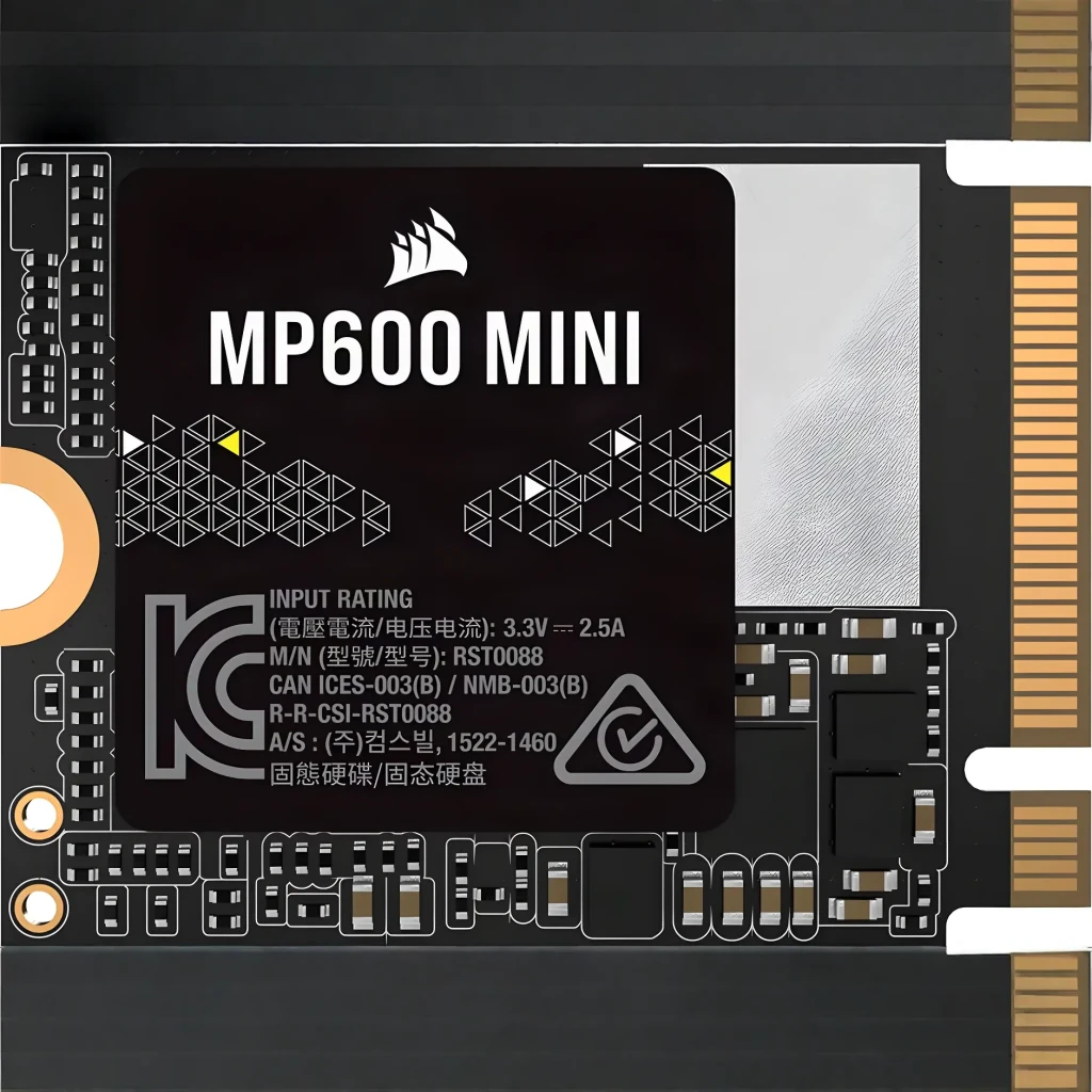 SSD Corsair MP600 Mini 1To M.2 2230 PCIe 4.0 NVMe Noir, en usage: vue avant rapprochée avec étiquette, connecteur doré