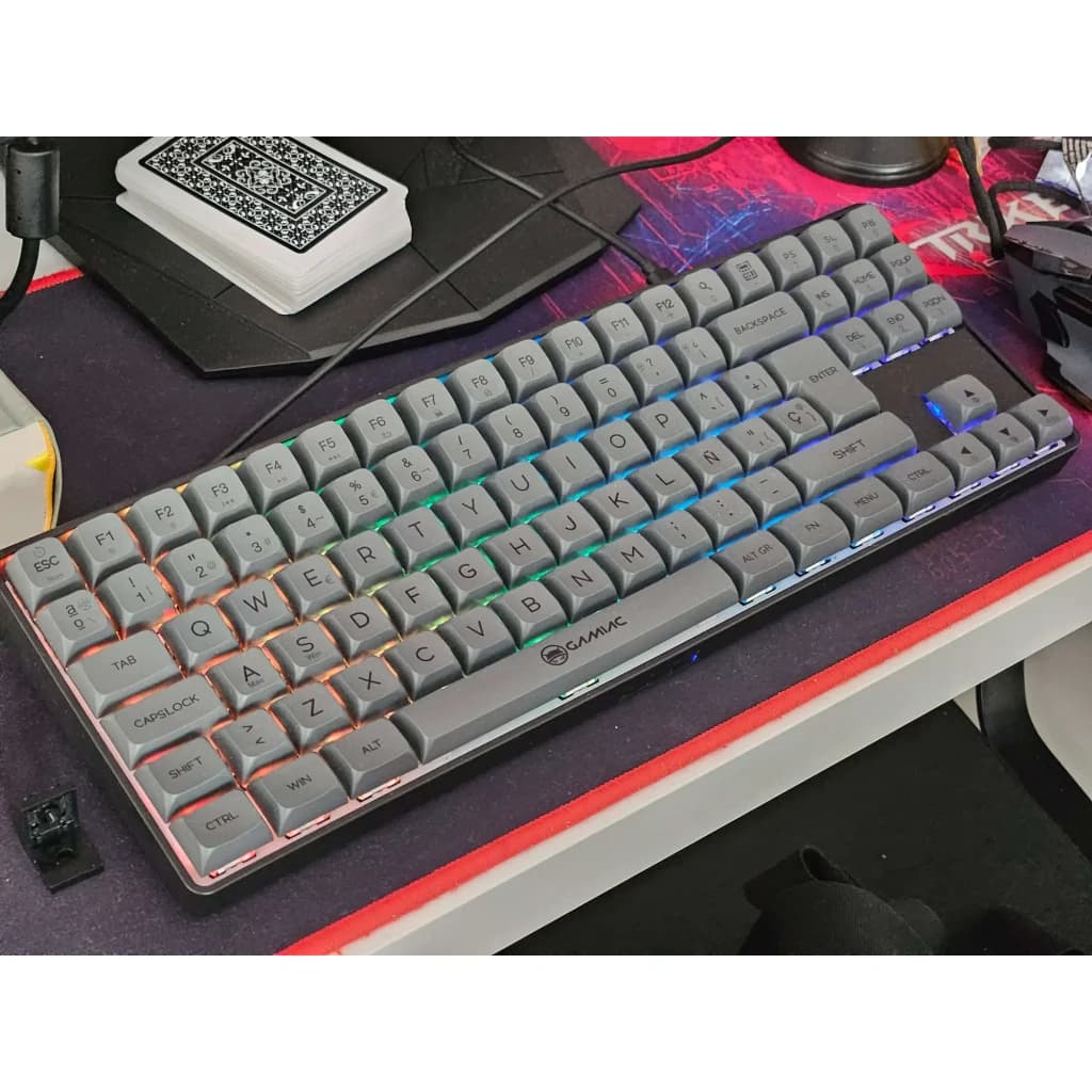 Clavier Gaming GAMIAC TKL90G Mécanique Kailh Blue RGB Espagnol TKL Noir, vue bureau: rétroéclairage RGB allumé sur tapis
