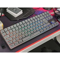Clavier Gaming GAMIAC TKL90G Mécanique Kailh Blue RGB Espagnol TKL Noir, vue bureau: rétroéclairage RGB allumé sur tapis