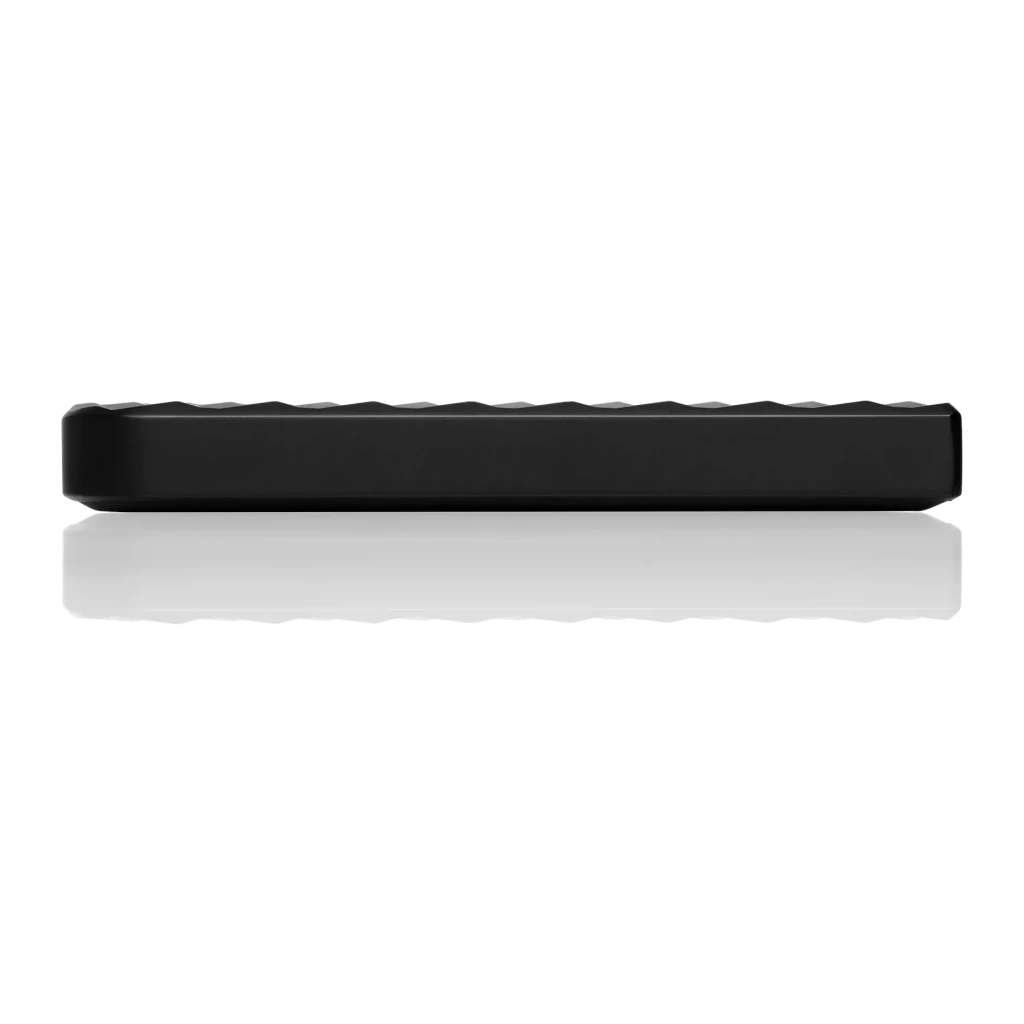 Disque Dur Externe Verbatim Store 'n' Go 4To USB 3.0 Noir, vue latérale: profil fin avec texture en relief et reflet