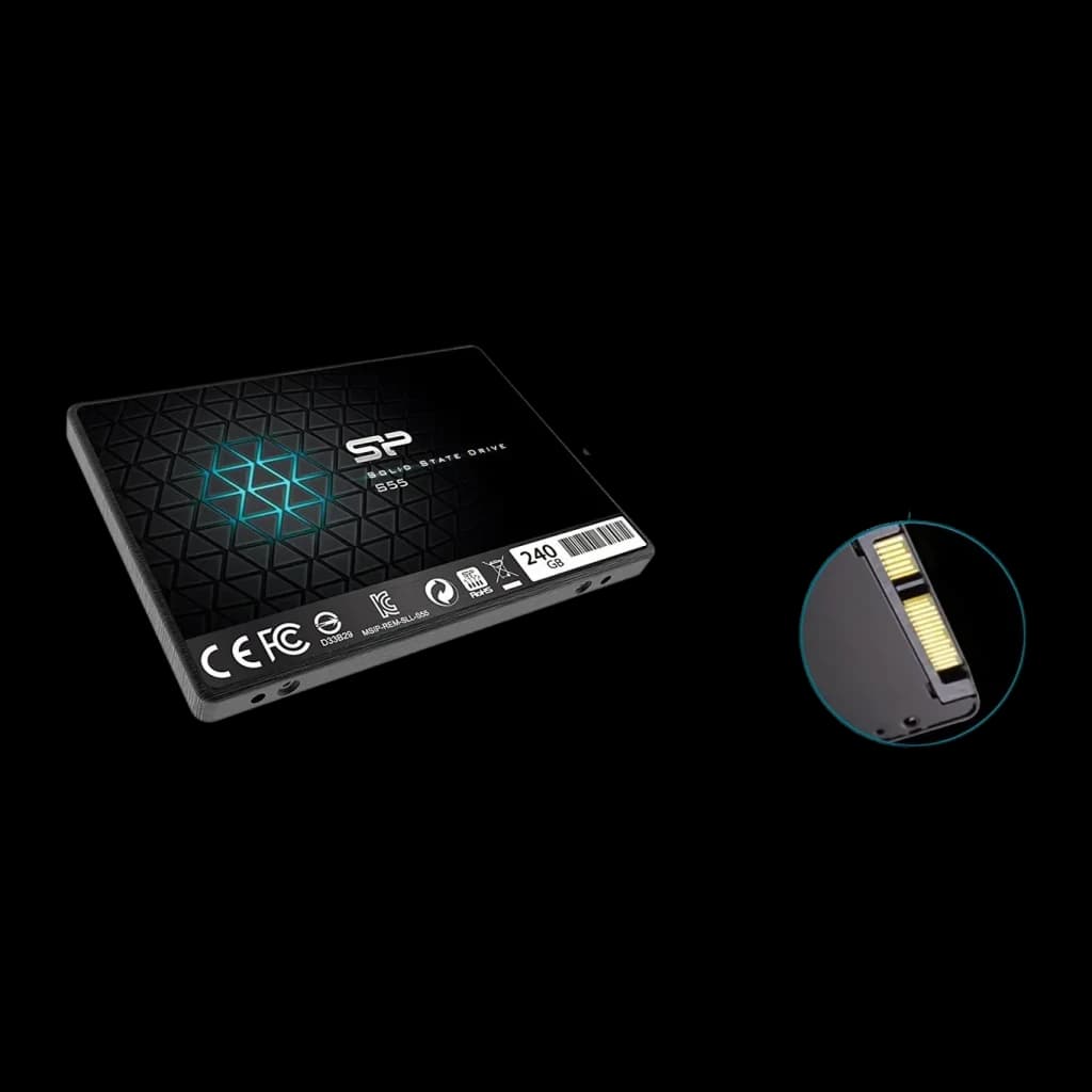 SSD Silicon Power Slim S55 240 Go 2.5 pouces SATA Noir, vue en perspective: boîtier logo SP et zoom sur le connecteur SATA