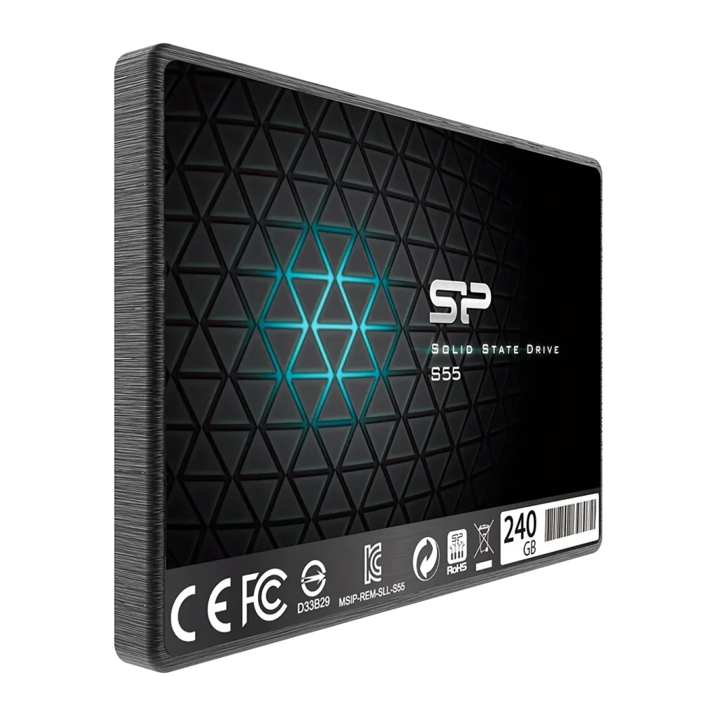 SSD Silicon Power Slim S55 240 Go 2.5 pouces SATA Noir, vue en angle: boîtier noir à motif triangulaire et logo SP
