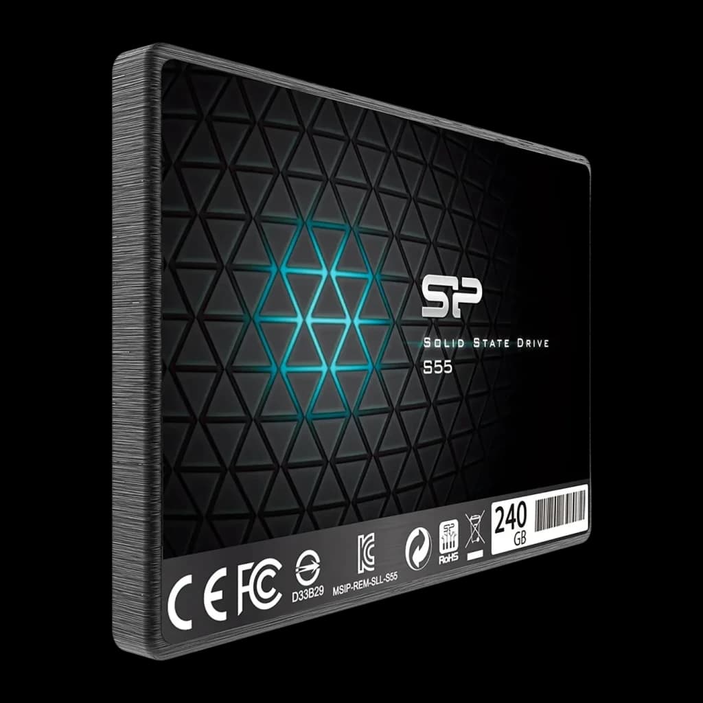 SSD Silicon Power Slim S55 240 Go 2.5 pouces SATA Noir, vue en angle: boîtier noir à motif triangulaire et logo SP