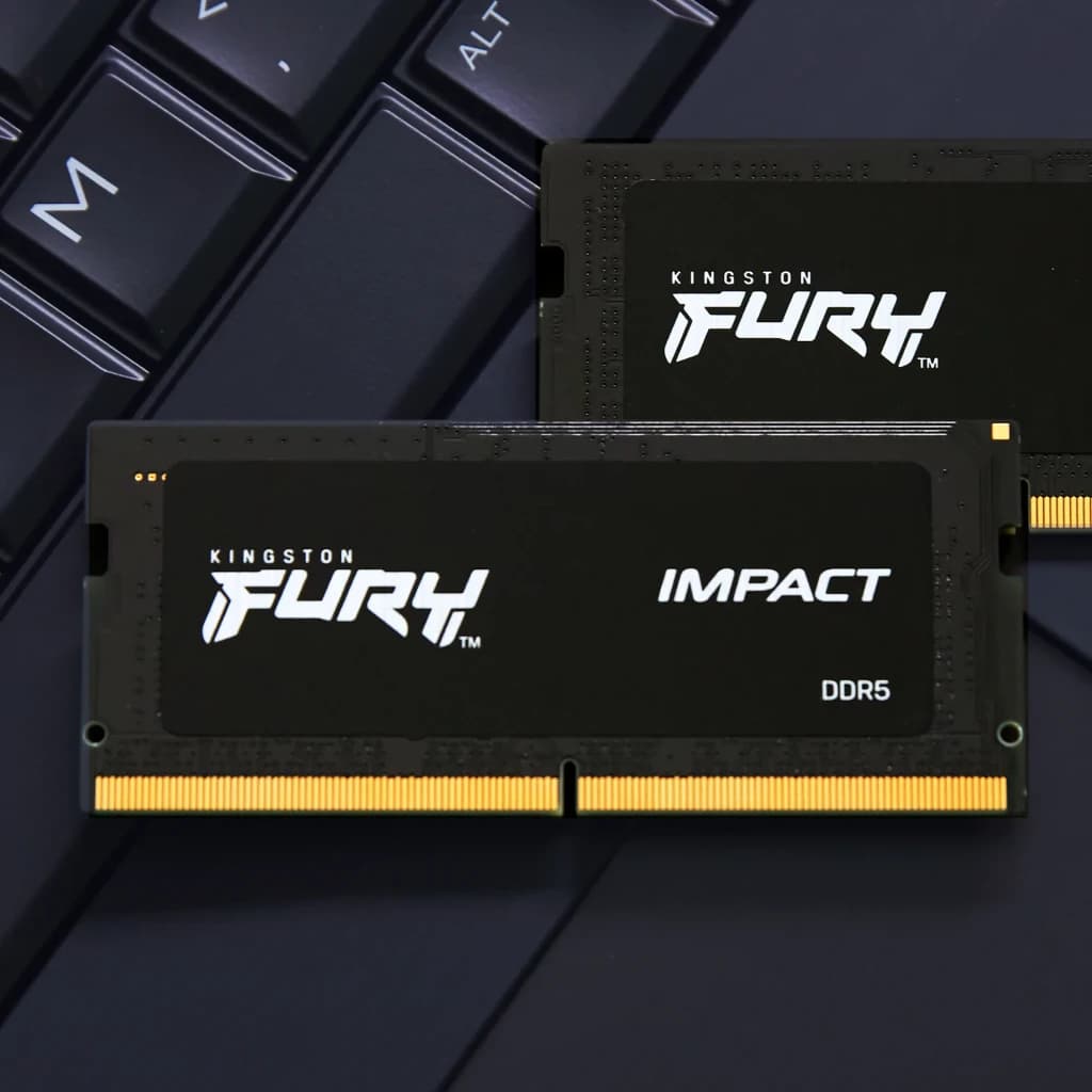 Mémoire RAM Kingston FURY Impact DDR5 SO-DIMM 32 Go (2x16 Go) 6400 MHz CL38 Noir, vue avant: deux barrettes SO-DIMM noires