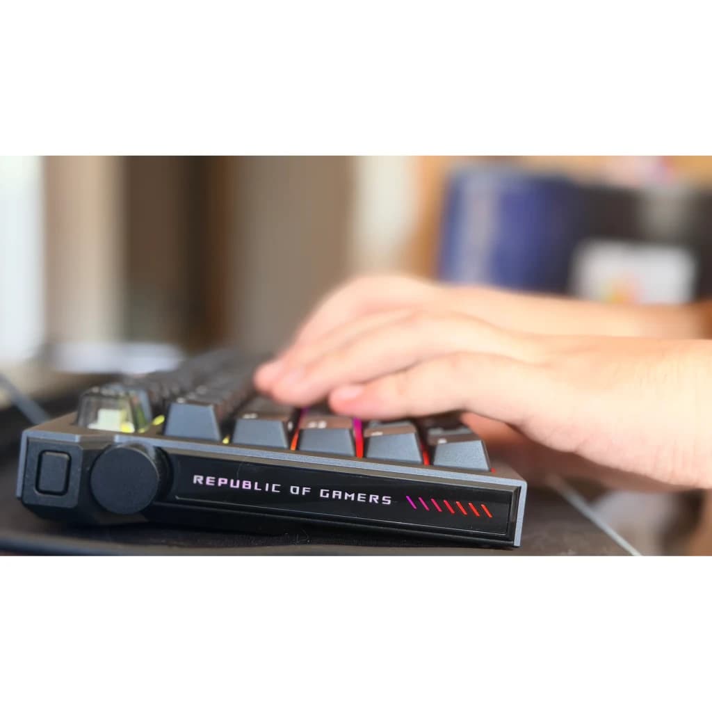 Teclado Gaming ASUS ROG Strix Morph 96 Wireless Sem Fios Trimodo Preto, vista lateral: mão a escrever, barra frontal