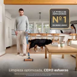 Aspiradora Escoba Shark PowerDetect Speed Pet Pro Azul Sin Cable 350W 60min IA3244EUT, en uso: hombre aspira moqueta junto