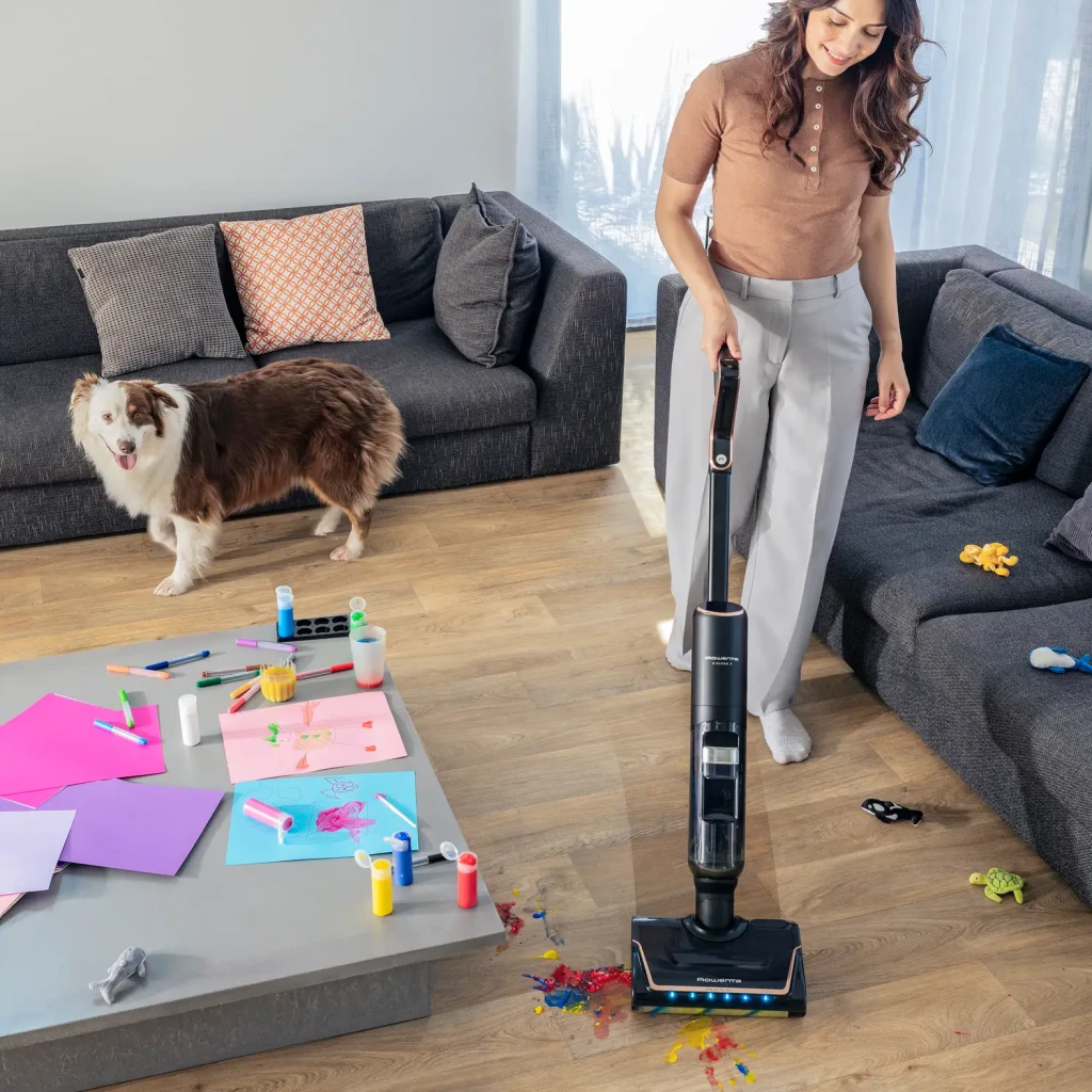 Aspiradora Escoba Rowenta X-Clean 7 Negro/Rosa Seca y Húmeda Sin Cable 50min GZ5736E0, uso: mujer limpia pintura derramada