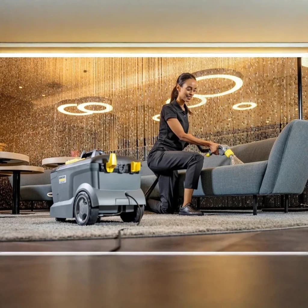 Aspirador de tapetes Kärcher Puzzi 10/1 Cinzento Preto/Amarelo 22kPa 1250W Húmido, uso: mulher limpa sofá cinzento com bocal