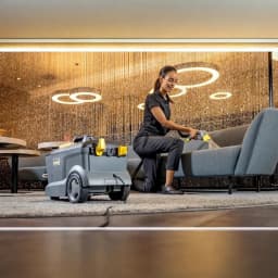 Aspirador de tapetes Kärcher Puzzi 10/1 Cinzento Preto/Amarelo 22kPa 1250W Húmido, uso: mulher limpa sofá cinzento com bocal