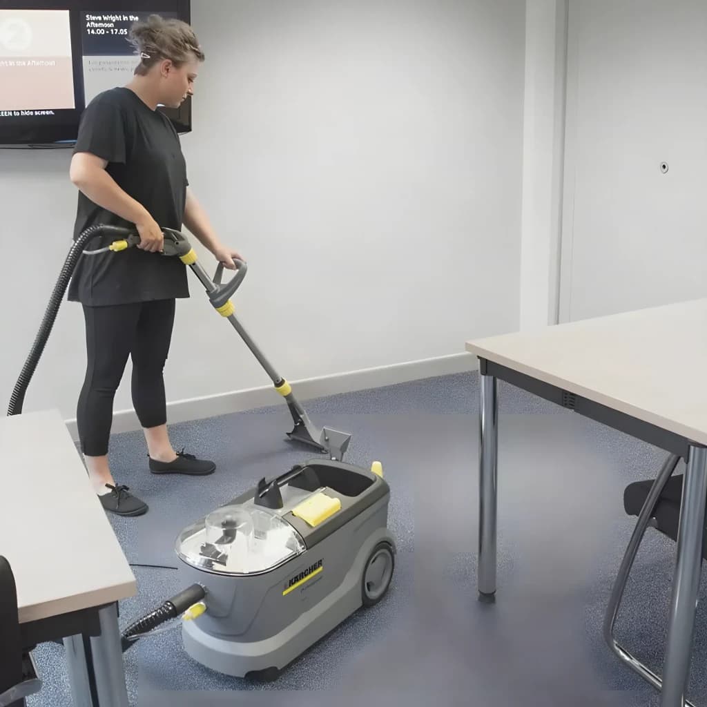 Aspirador de tapetes Kärcher Puzzi 10/1 Cinzento Preto/Amarelo 22kPa 1250W Húmido, uso: mulher a limpar chão de escritório