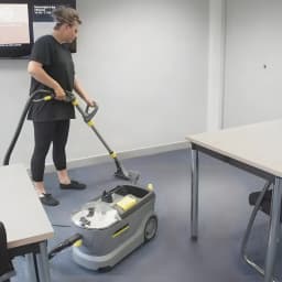 Aspirador de tapetes Kärcher Puzzi 10/1 Cinzento Preto/Amarelo 22kPa 1250W Húmido, uso: mulher a limpar chão de escritório