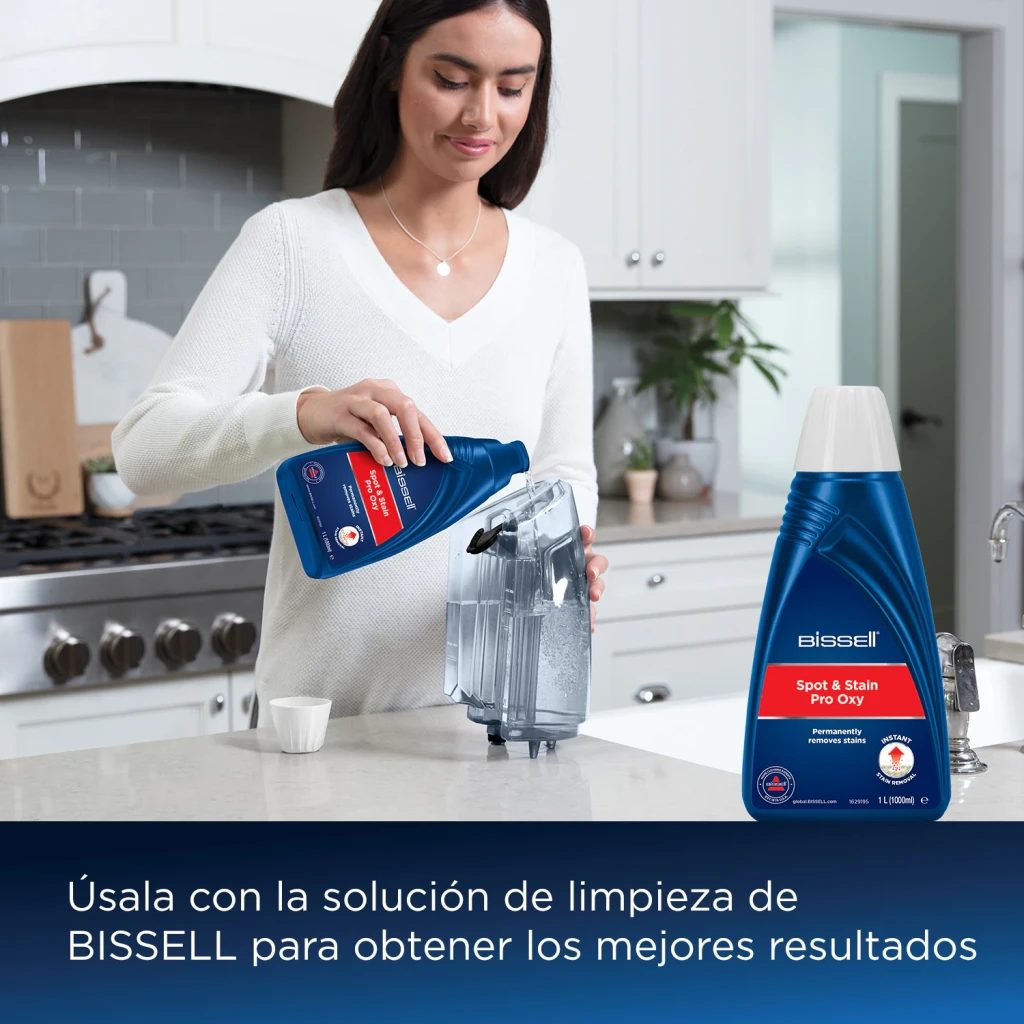 Aspirateur à main BISSELL SpotClean Plus 3724N Noir 330W, usage: femme versant la solution Spot & Stain Pro Oxy