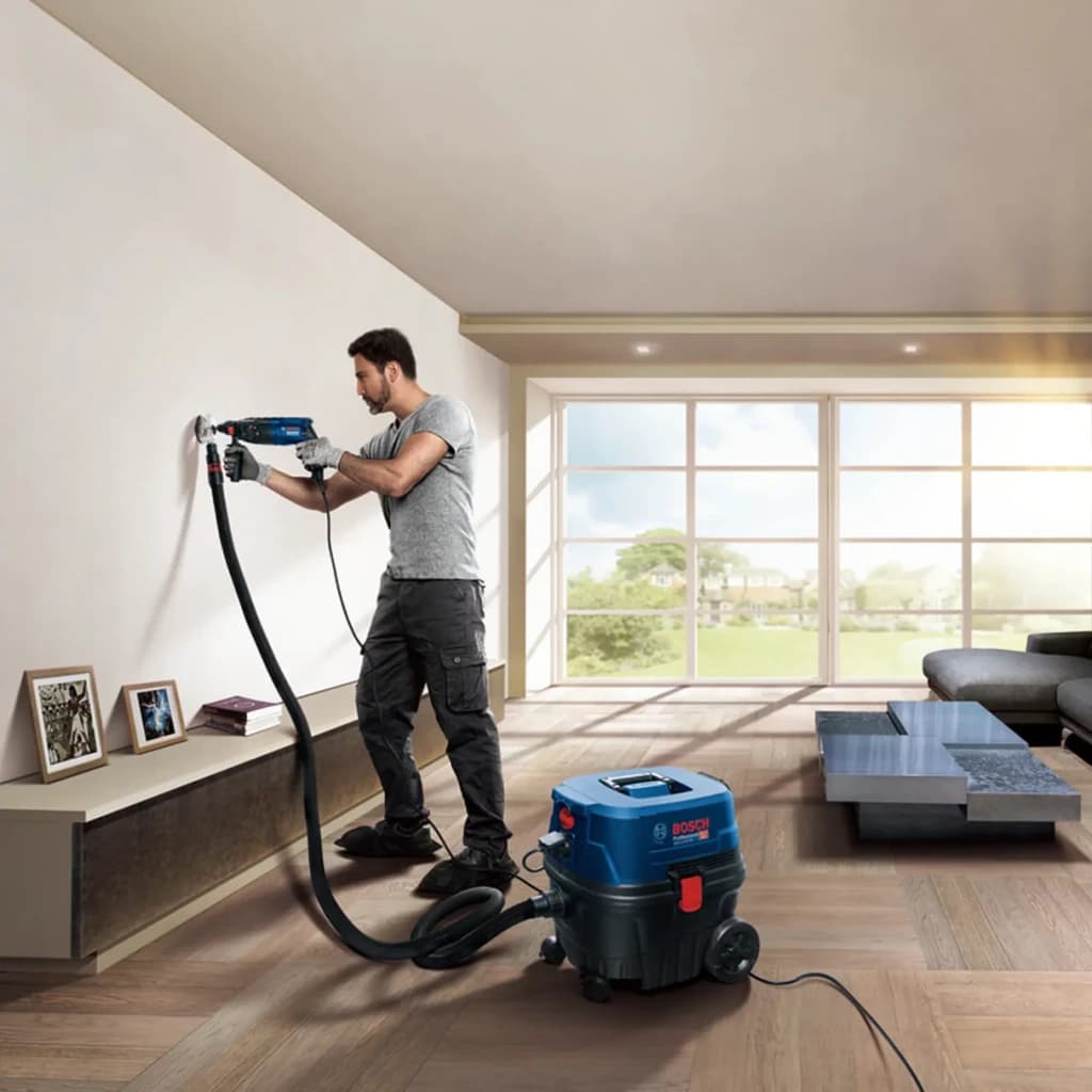 Aspirateur industriel Bosch GAS 12-25 PL Bleu/Noir 200 kPa 1250W, utilisation: opérateur perçant un mur relié à l'aspirateur