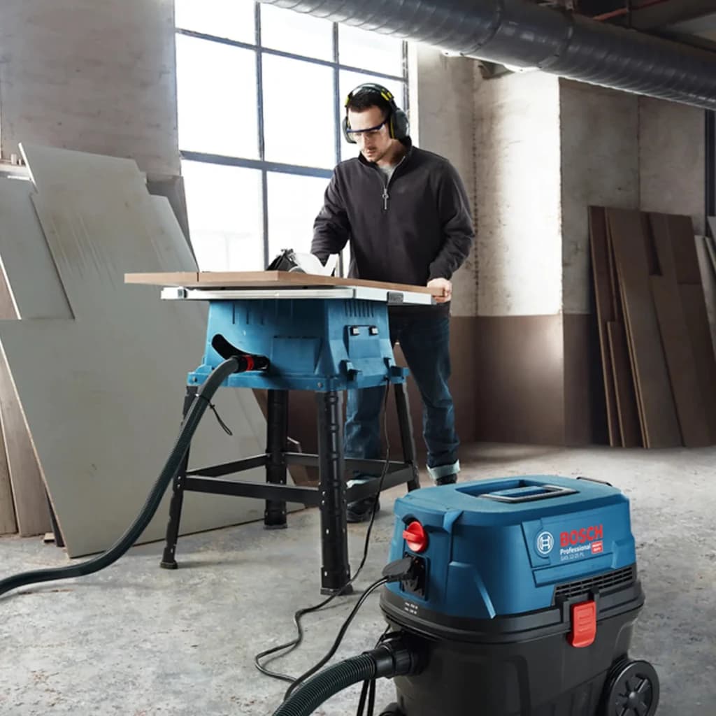 Aspirateur industriel Bosch GAS 12-25 PL Bleu/Noir 200 kPa 1250W, en utilisation: branché à une scie sur table en atelier