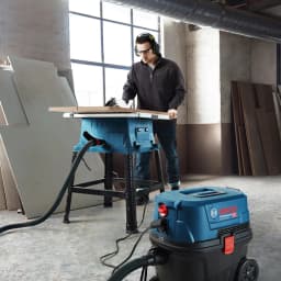 Aspirateur industriel Bosch GAS 12-25 PL Bleu/Noir 200 kPa 1250W, en utilisation: branché à une scie sur table en atelier