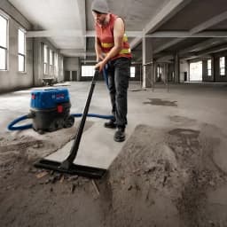 Aspirateur industriel Bosch GAS 12-25 PL Bleu/Noir 200 kPa 1250W, en action: opérateur aspirant poussière sur sol béton