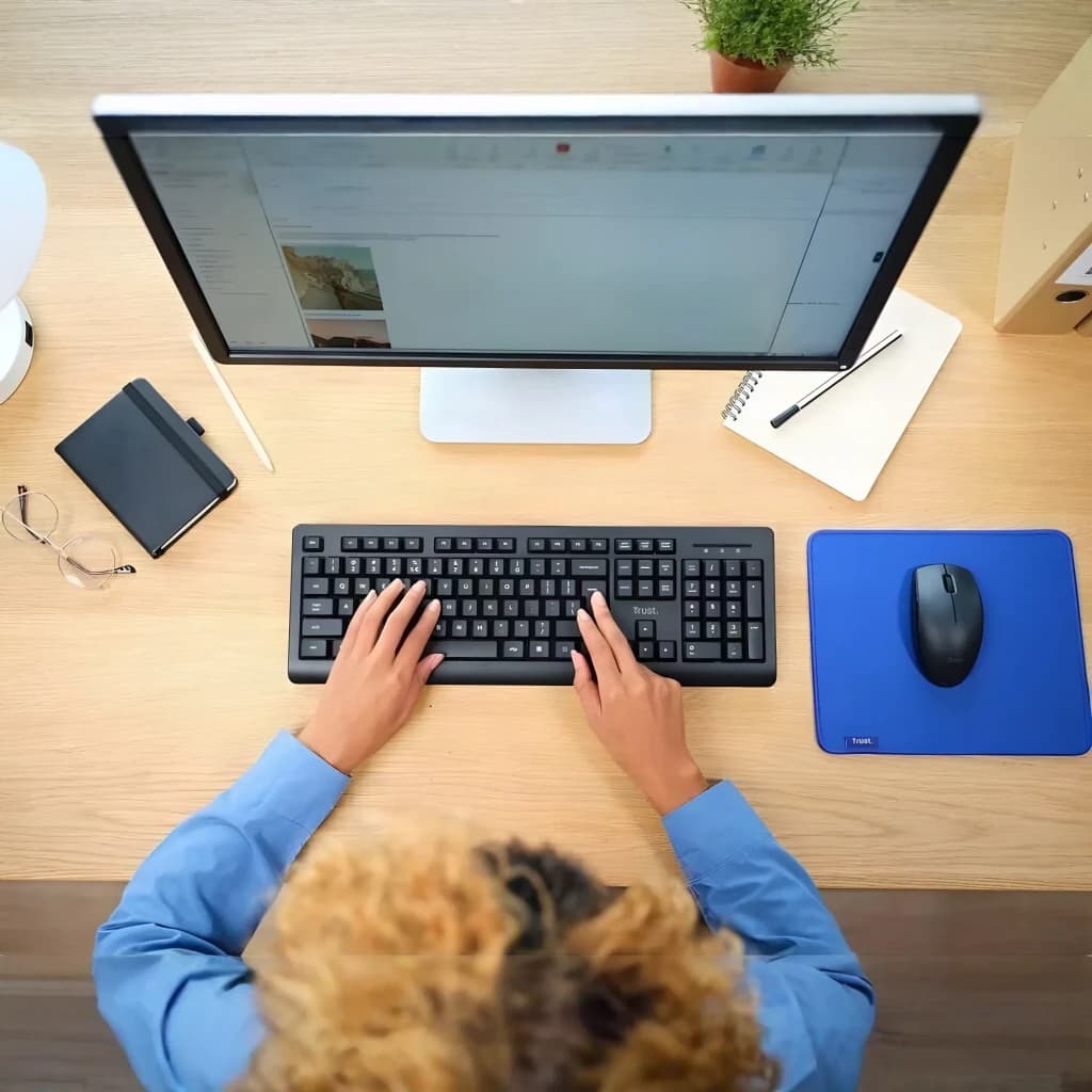 Combo Teclado y Ratón T'nB Negro Inalámbrico QWERTY Español KBSCFIRSTES, uso: manos escribiendo sobre teclado en escritorio