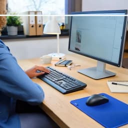 Combo Teclado y Ratón T'nB Negro Inalámbrico QWERTY Español KBSCFIRSTES, uso en escritorio: mujer escribiendo con teclado