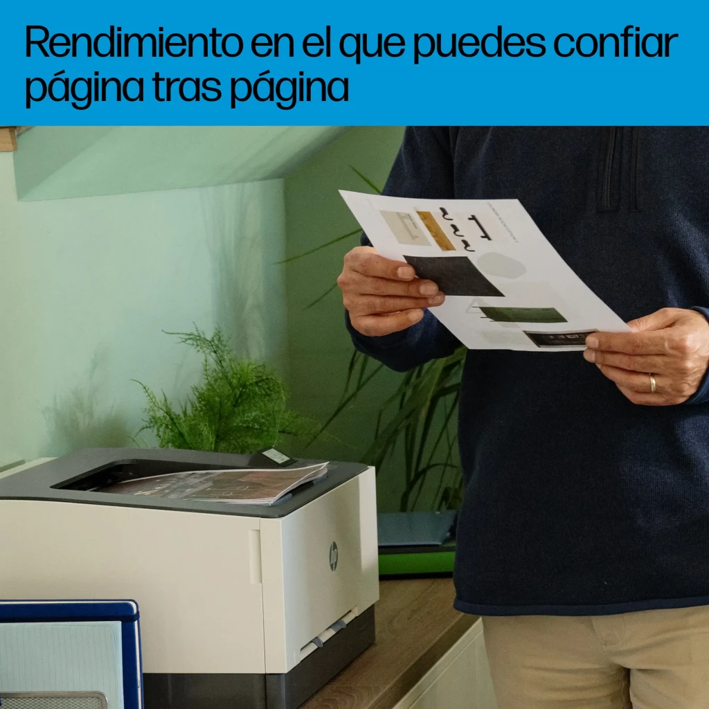 Impresora láser HP Color LaserJet Pro 3202dn Dúplex en oficina, persona revisando página impresa a color recién salida