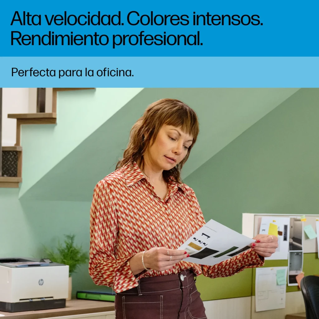 Impresora láser HP Color LaserJet Pro 3202dn Dúplex en oficina: mujer revisa impresión a color con la impresora al fondo