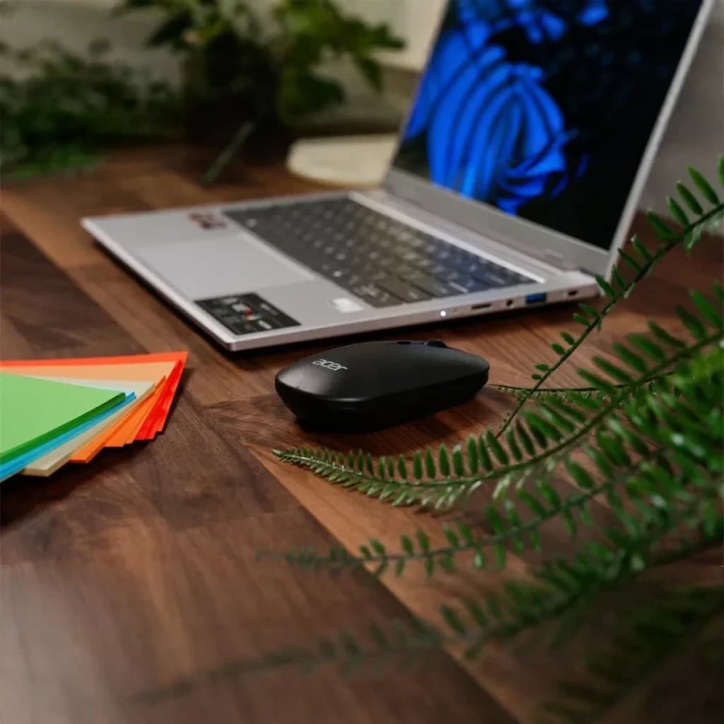 Souris Acer AMR130 Noir Sans Fil Dual Mode, vue dessus: sur bureau en bois avec ordinateur portable et feuilles colorées