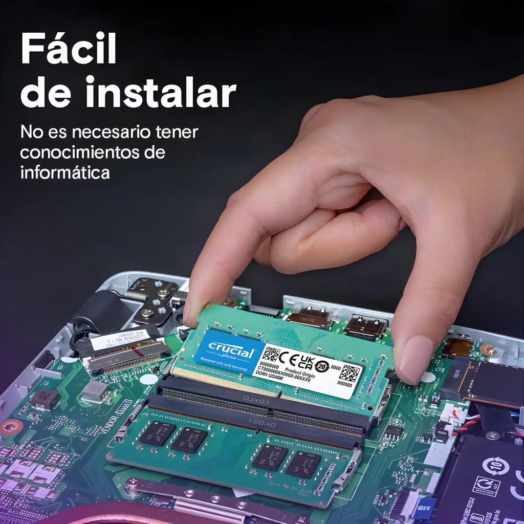 Memória RAM Crucial SO-DIMM 64GB DDR4 2x32GB 3200MHz Verde CT2K32G4SFD832A, instalação: mão inserindo módulo no slot