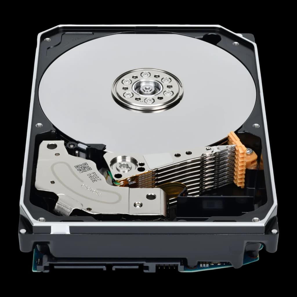 Disque dur Toshiba MG09 Series 18To 3,5 pouces 7200RPM MG09ACA18TE, vue intérieure: plateau métallique, bras de lecture