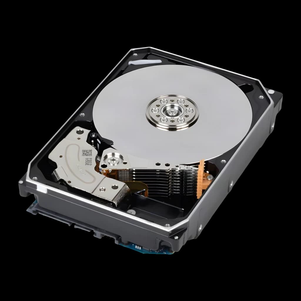 Disque dur Toshiba MG09 Series 18To 3,5 pouces 7200RPM MG09ACA18TE, vue intérieure: plateau métallique, bras de lecture