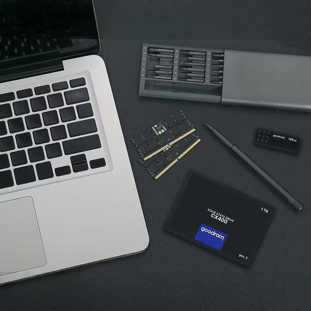 Memória RAM GoodRam DDR5 5600MHz CL46 SO-DIMM 32GB 1x32GB Preto GR5600S564L46/32G, cena: dois módulos SO-DIMM ao lado