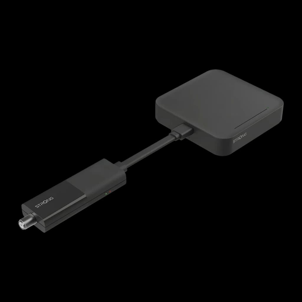 Reproductor Multimedia Strong SRT427 4K UHD Google TV, vista en perspectiva: cuerpo negro con dongle satélite conectado