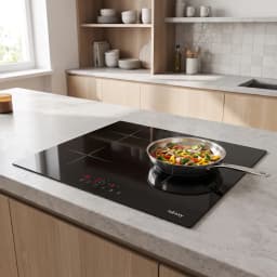 Table à induction Iseasy 5600W (Booster) 3 zones Noir LI3-17, en utilisation: poêle avec légumes sur surface noire posée