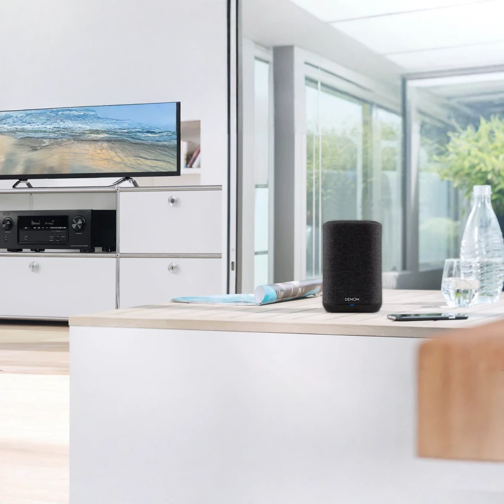 Altavoz inalámbrico Denon Home 150 Bluetooth, WiFi, AirPlay Negro, en uso: sobre encimera en salón moderno junto a TV