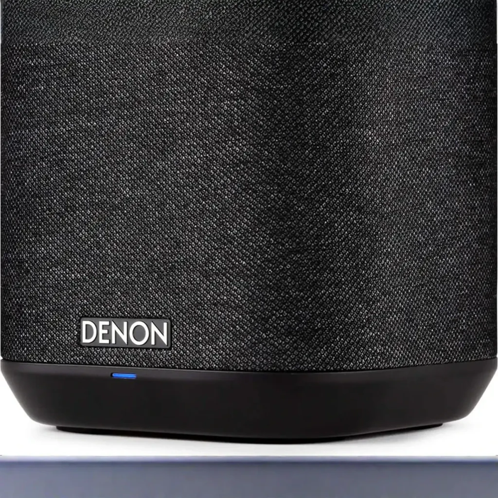 Altavoz inalámbrico Denon Home 150 Bluetooth, WiFi, AirPlay Negro, en uso: detalle frontal de rejilla textil negra, logo